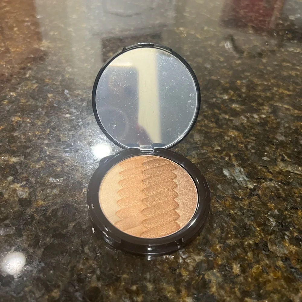 Belle Beauty by Kim Gravel - Chevron Eyeshadow Pallette w/brush